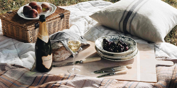 How to plan the perfect picnic, picnic essentials list, picnic food ideas, what to bring on a picnic, summer picnic checklist