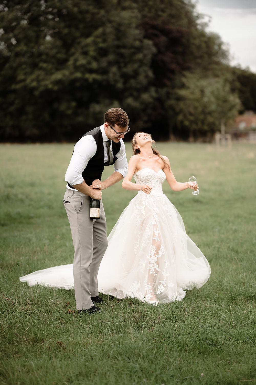 Image of a married couple on their wedding day, wedding wine deals, wedding fizz
