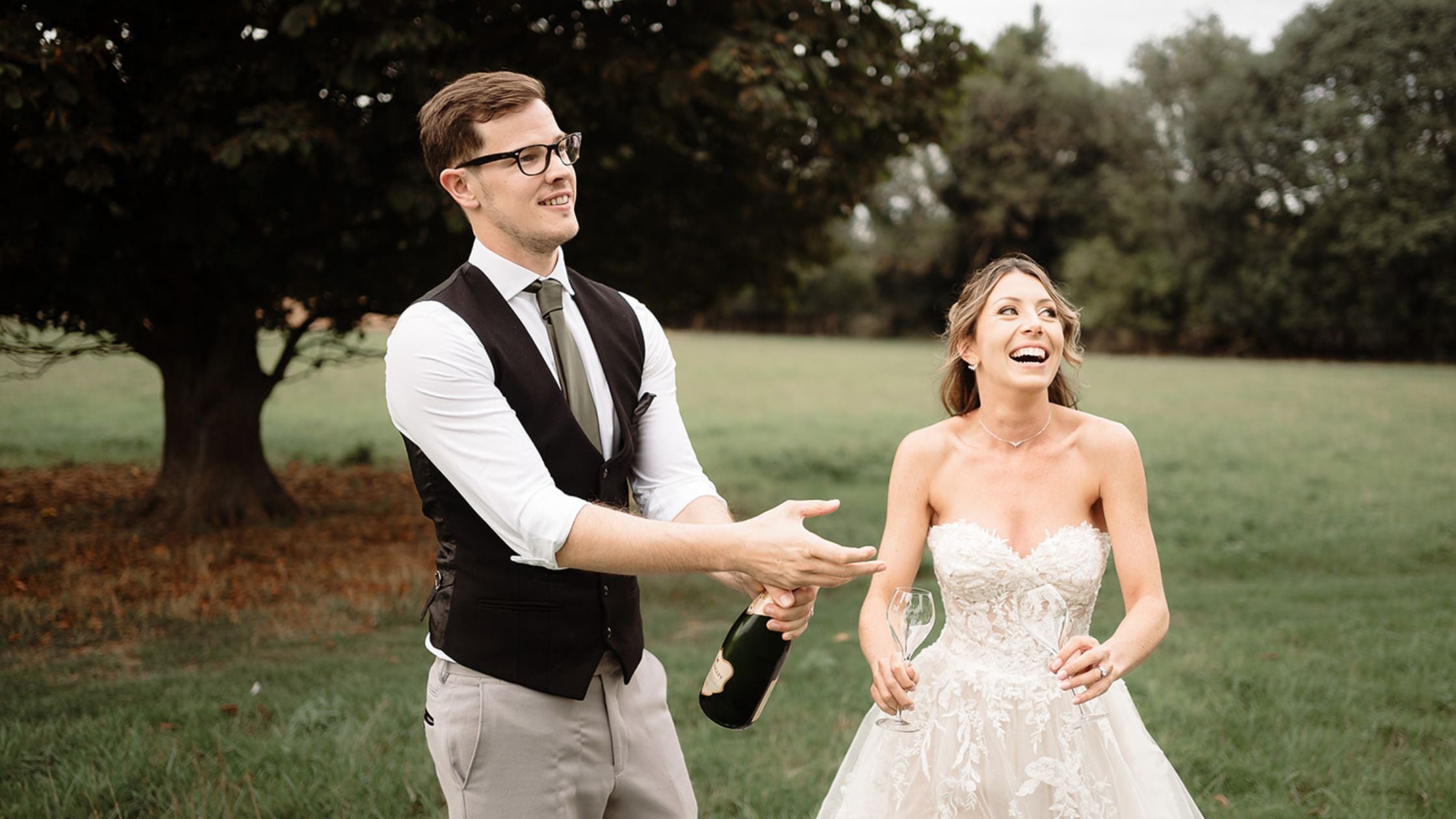 【英国】チッペンデール ギャラリートレー / ドリンクトレー 36cm Elevate Your Wedding Choose English Sparkling Wine & British